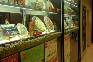<p>When we passed by, their window display of different kinds of Italian dishes caught our fancy and made us feel suddenly hungry.</p>