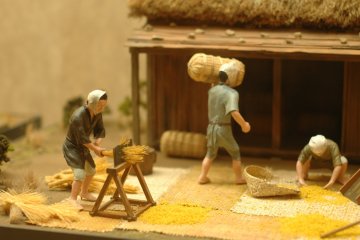 <p>Dioramas show how silk is made.</p>