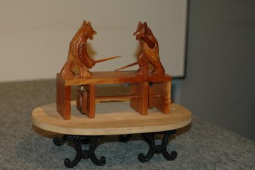 <p>When the knob on the right side is turned, these wooden bears fence.&nbsp;</p>