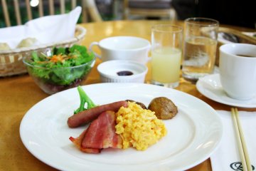 <p>Sarapan pagi di restoran hotel</p>