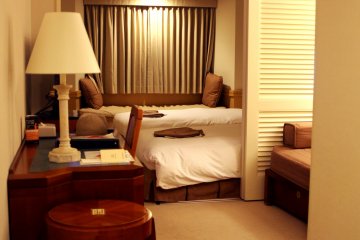 <p>Kamar twin hotel ini</p>