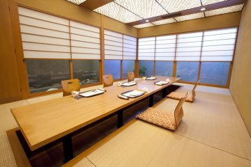 <p>Suisen (hori-kotatsu meja dengan 12 kursi)</p>