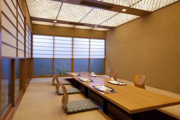<p>Suisen (hori-kotatsu meja dengan 12 kursi)</p>