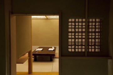 <p>Koujitsuan (meja dengan 2 kursi)</p>