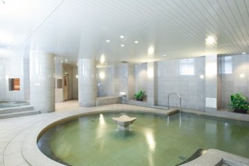 <p>Mata air panas alami "Park Side Spa"</p>