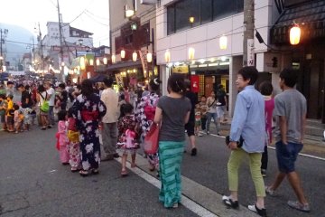 <p>Candid shots of festivities.</p>