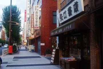 <p>Les librairies se succ&egrave;dent pr&egrave;s de la station Jimb&ocirc;ch&ocirc;</p>