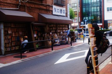 <p>Les &eacute;talages, &agrave; l'image des bouquinistes fran&ccedil;ais, sont en pleine rue</p>