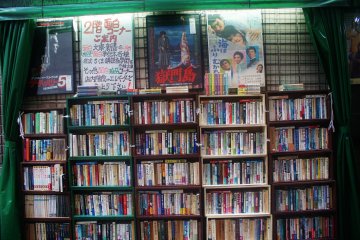 <p>Ce libraire vend aussi de vieilles affiches de film &nbsp;</p>