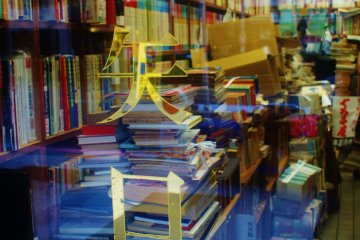 <p>Dans les vitrines, des montagnes de livres !</p>