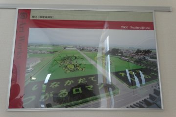 <p>Pengunjung dapat melihat seni melukis di atas sawah dari tahun-tahun sebelumnya dari atas menara pantau</p>