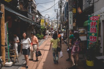 <p>Hustle and bustle of the Ginza</p>