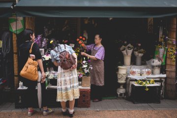 <p>Shopkeeper helping the customers</p>