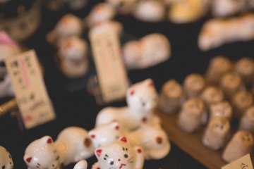 <p>Cat figurines in one of the shops</p>