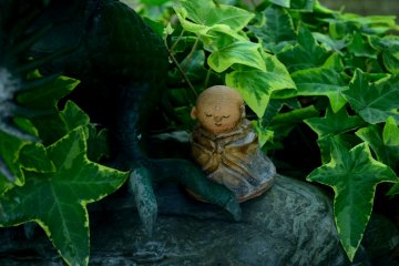 <p>A tiny Buddha statue</p>