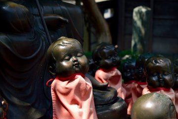 <p>Statues of babies</p>