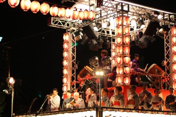Yagura, panggung untuk para musisi dan penyanyi musik Obon