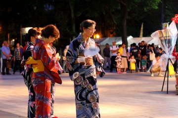Banyak orang tua juga yang mengikuti festival ini