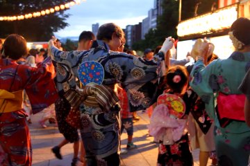 Tiga generasi ikut serta dalam Hokkai Bon Odori untuk anak-anak