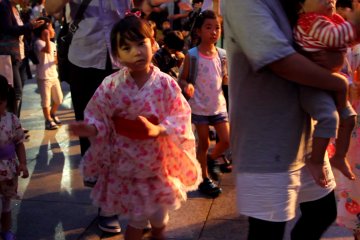 Seorang gadis kecil yang imut mencoba menari Hokkai Bon Odori