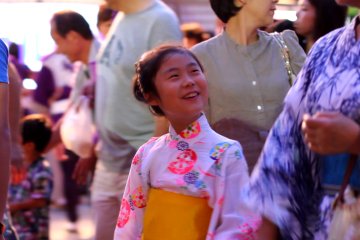 Senyum manis dari seorang gadis kecil setelah menari Bon Odori