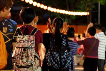 Banyak turis yang mengikuti festival ini juga