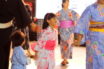 Menari dengan wajah bahagia