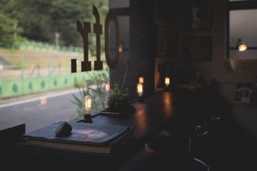 <p>Surfant sur le net au caf&eacute;</p>