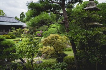 <p>The Temple gardens are called 'Suikeien'</p>
