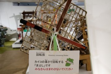 <p>Memisahkan kepompong dari ulatnya</p>