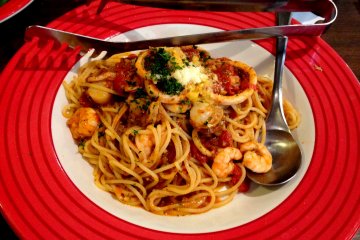 <p>Sea food spaghetti, anyone? The infusion of shellfish, octopus, shrimp and broccoli on Italian sauce is superb! It surely satisfied our humongous appetite.</p>
