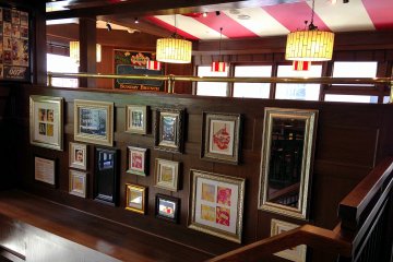 <p>The restaurant walls are decorated with vintage posters that show some of America's wonderful entertainment history.</p>
