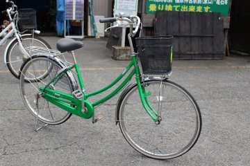 <p>Regular bike (they're all green) ￥900/day weekdays, ￥1,000/day weekends</p>