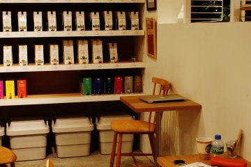 <p>Le coin caf&eacute;, o&ugrave; boire et travailler tranquillement</p>