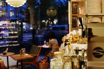 <p>L'autre c&ocirc;t&eacute; du caf&eacute;, donnant sur la rue</p>