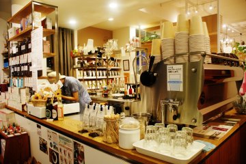 <p>Le bar o&ugrave; vous accueillent les baristas</p>