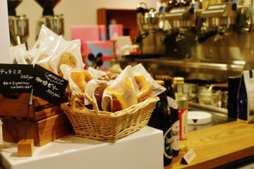 <p>Au cas o&ugrave; vous auriez un petit creux : quelques g&acirc;teaux &nbsp;</p>