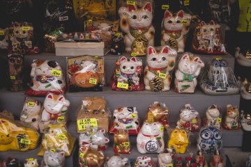 <p>Lots and lots of lucky cats</p>