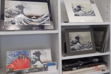 <p>Lots of "Great Wave" merchandise</p>