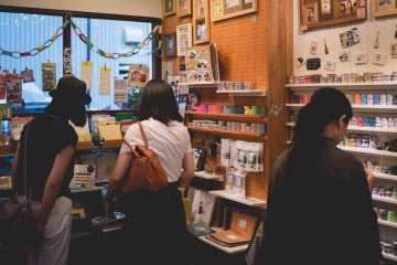 <p>Customers browsing album, frames and decorations</p>