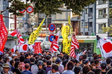 <p>Just some of the large crowds gathered along Yasukuni-dori, a few meters away from Yasukuni Shrine</p>