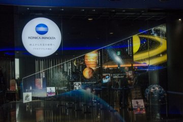 <p>Display tata surya yang menarik dalam Planetarium Tenku</p>