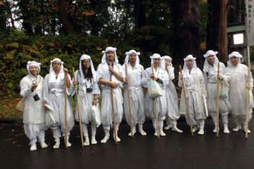 <p>Wisatawan Yamagata berpakaian ziarah di Dewa Sanzan</p>
