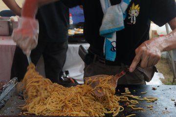 <p>Salah satu makanan yang dapat ditemui di bazaarnya, yaitu yakisoba (mie goreng)</p>