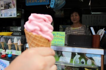<p>Vanilla frozen yogurt mixed with Asuka ruby strawberries &nbsp;</p>