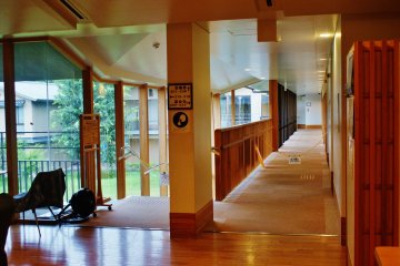 <p>Les couloirs tr&egrave;s a&eacute;r&eacute;s donnent sur une cour int&eacute;rieure &nbsp;</p>