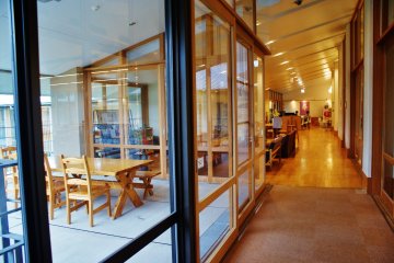 <p>L'auberge propose des salles de r&eacute;union pour les groupes</p>