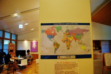 <p>Des jeunes travaillent pr&egrave;s de l'entr&eacute;e gr&acirc;ce &agrave; la wifi gratuite</p>