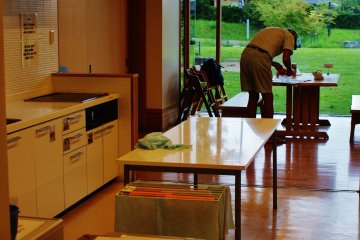 <p>La cuisine : un monsieur venant d'Australie se fait &agrave; manger</p>