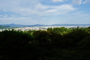 <p>Au loin, Kyoto !</p>